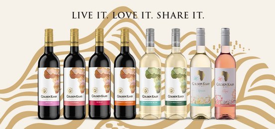 Eine Reihe von Weinflaschen der Marke Golden Kaan, darunter Rot- und Weißweine, vor einem eleganten Hintergrund.