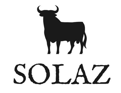 Ein schwarzer Stier steht stolz vor dem Schriftzug 'SOLAZ', der in einer rustikalen Schriftart gestaltet ist.
