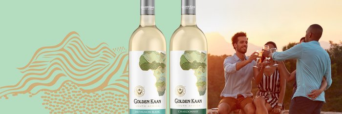 Zwei Flaschen Golden Kaan Wein stehen vor einer fröhlichen Gruppe von Freunden, die auf einen schönen Abend anstoßen.